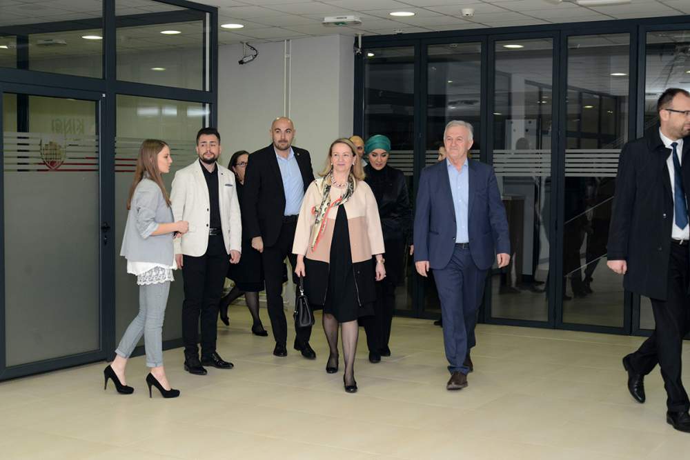 Sarajevska SDA podijeljena: Jedni za Sebiju Izetbegović, drugi za Denisa Zvizdića